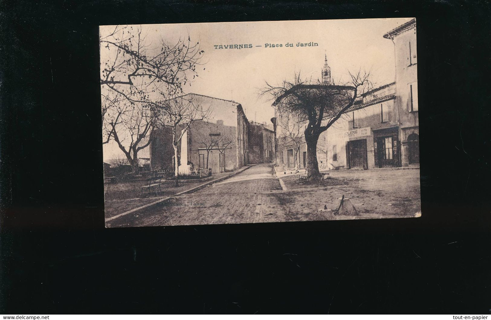 CPA- 83 - Tavernes - Place Du Jardin ( Des Jardins)  Monument Aux Morts - écrite - Tavernes