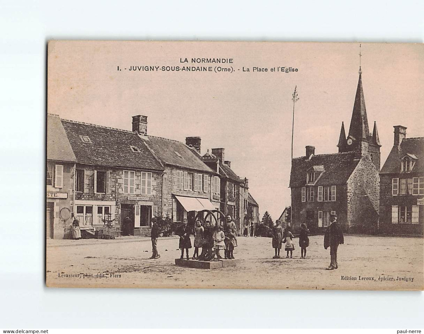 JUVIGNY SOUS ANDAINE : La Place Et L'Eglise - Très Bon état - Juvigny Sous Andaine