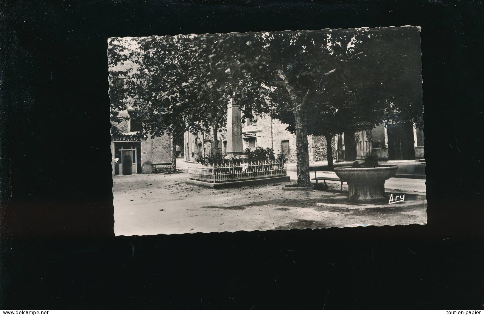 CPSM  83 - Tavernes - Place Du Jardin ( Des Jardns)  Monument Aux Morts - Tavernes