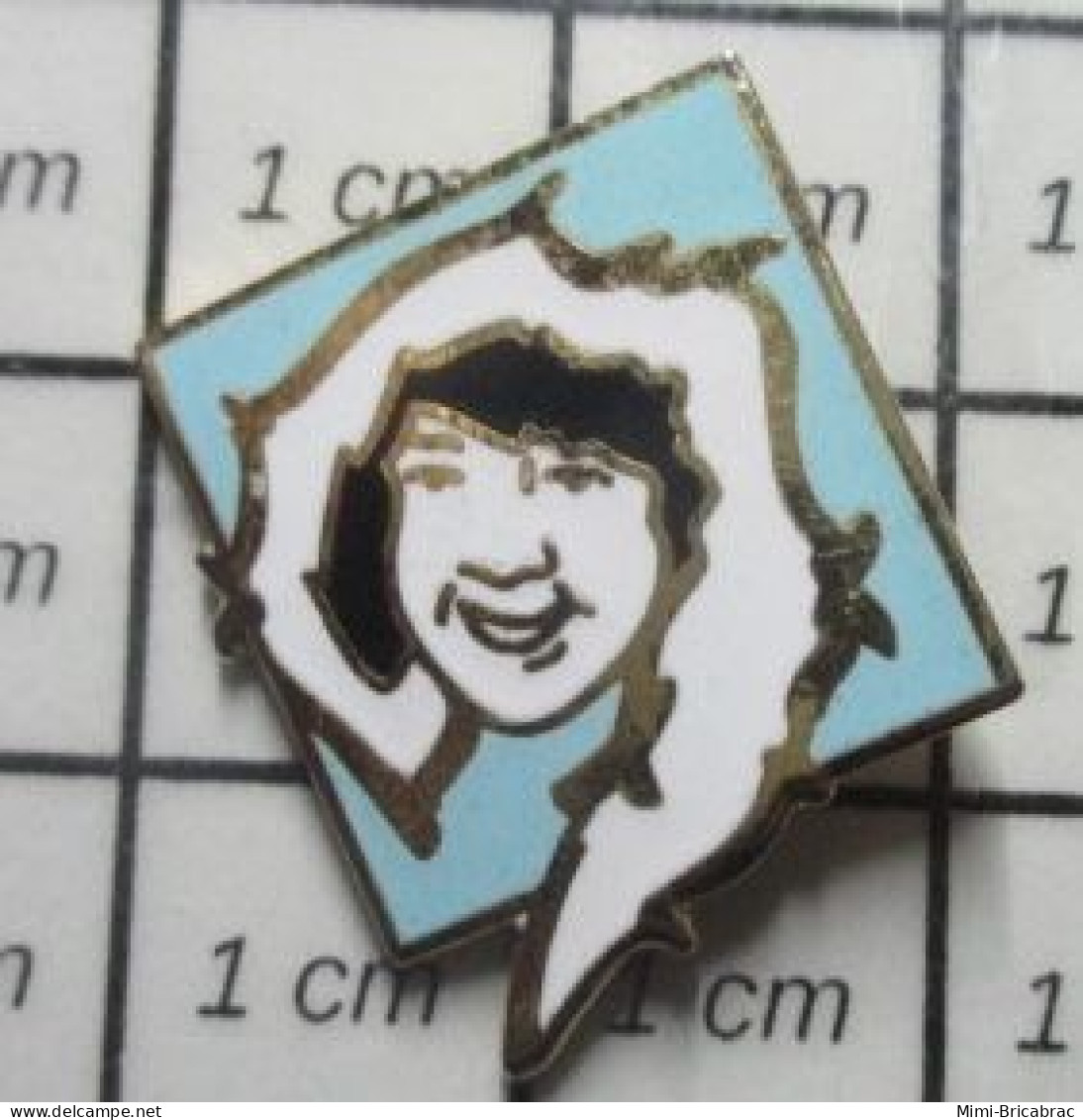 2017 Pin's Pins / Beau Et Rare / PERSONNES CELEBRES / ESKIMO AVEC LA TETE DE JACKIE CHAN JEUNE - Alimentation