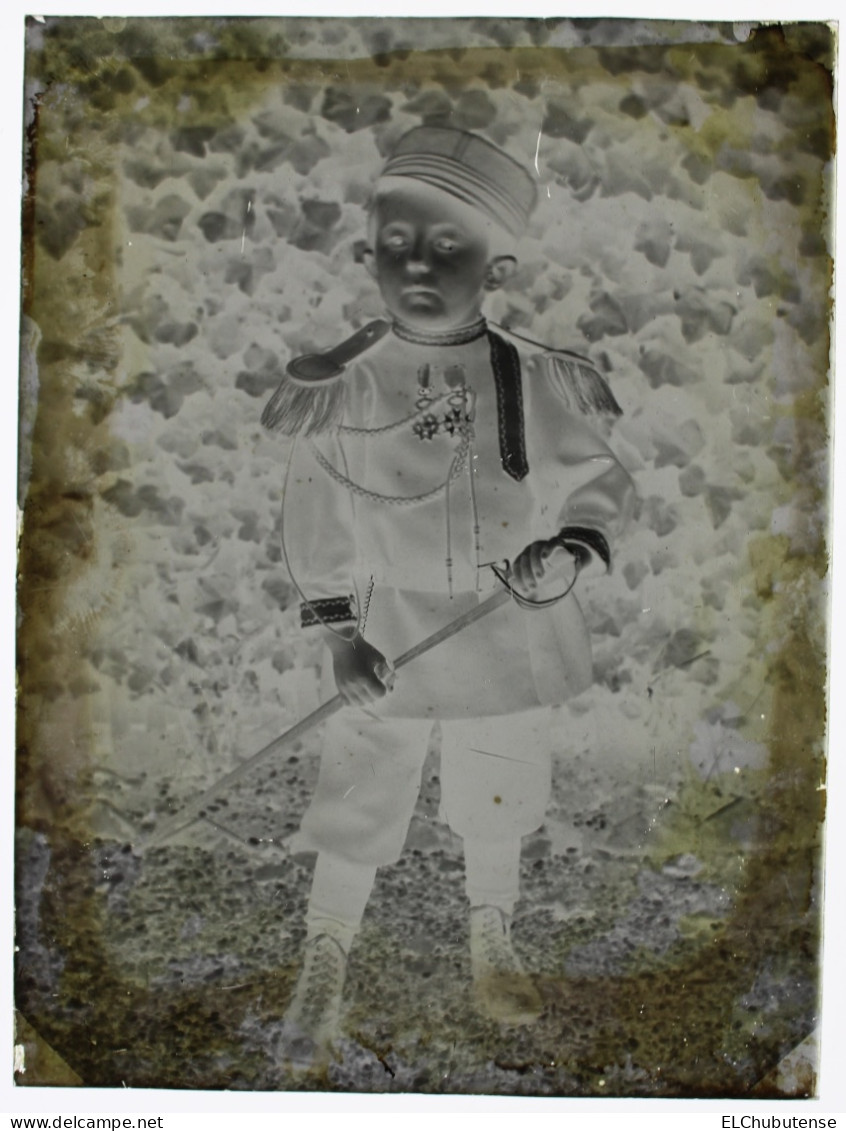 Plaque Photo Jeune Garçon En Uniforme Militaire Avec Médailles Années 1910-20 - Diapositivas De Vidrio