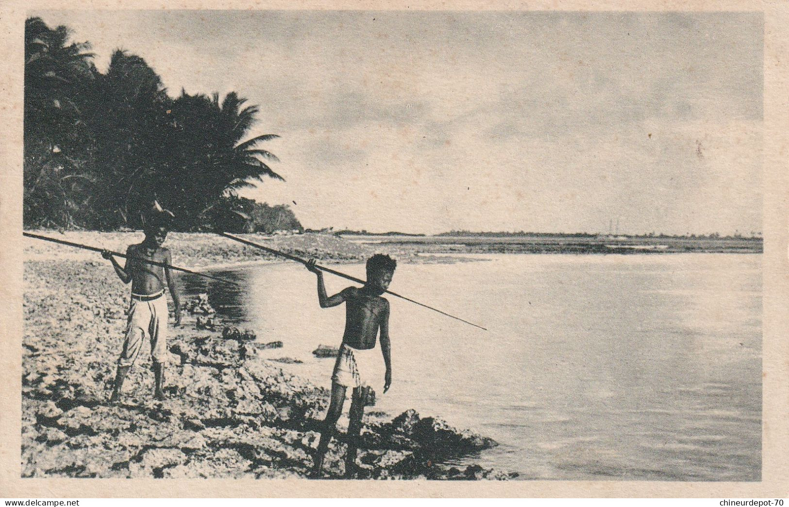 Iles CAROLINES 3 Dressés Sur Le Récif De  Corail Ces Petits Canaques Guettent Le  Poisson - Mikronesien