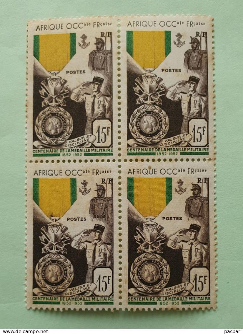 Bloc De 4 Timbres Neufs AOF 15F - MNH - YT PA21 - Centenaire De La Médaille Militaire 1952 - Unused Stamps