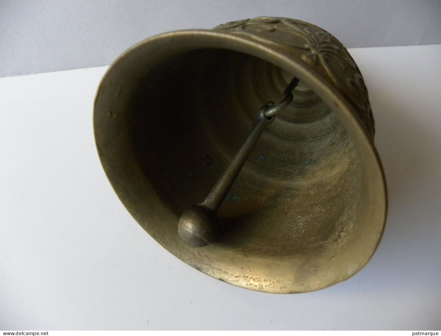 Grande Cloche En Bronze à Beaux Décors - Glocken