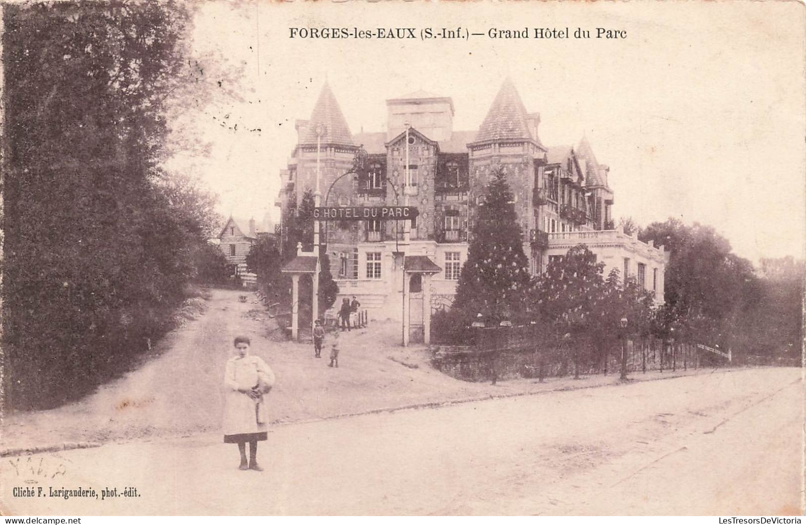 FRANCE - Forges Les Eaux (S Inf) - Vue Générale Sur Le Grand Hôtel Du Parc - Des Gens - Carte Postale Ancienne - Forges Les Eaux