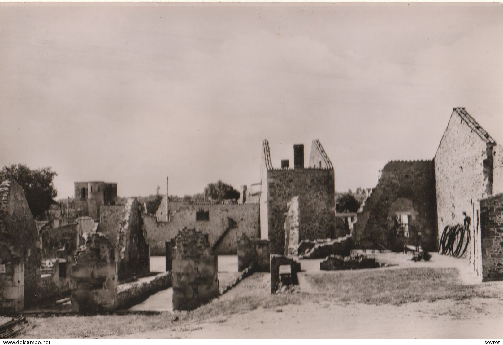 ORADOUR SUR GLANE. -   Détruit Le 10 Juin 1944 . - Place Du Champ De Foire - War Cemeteries