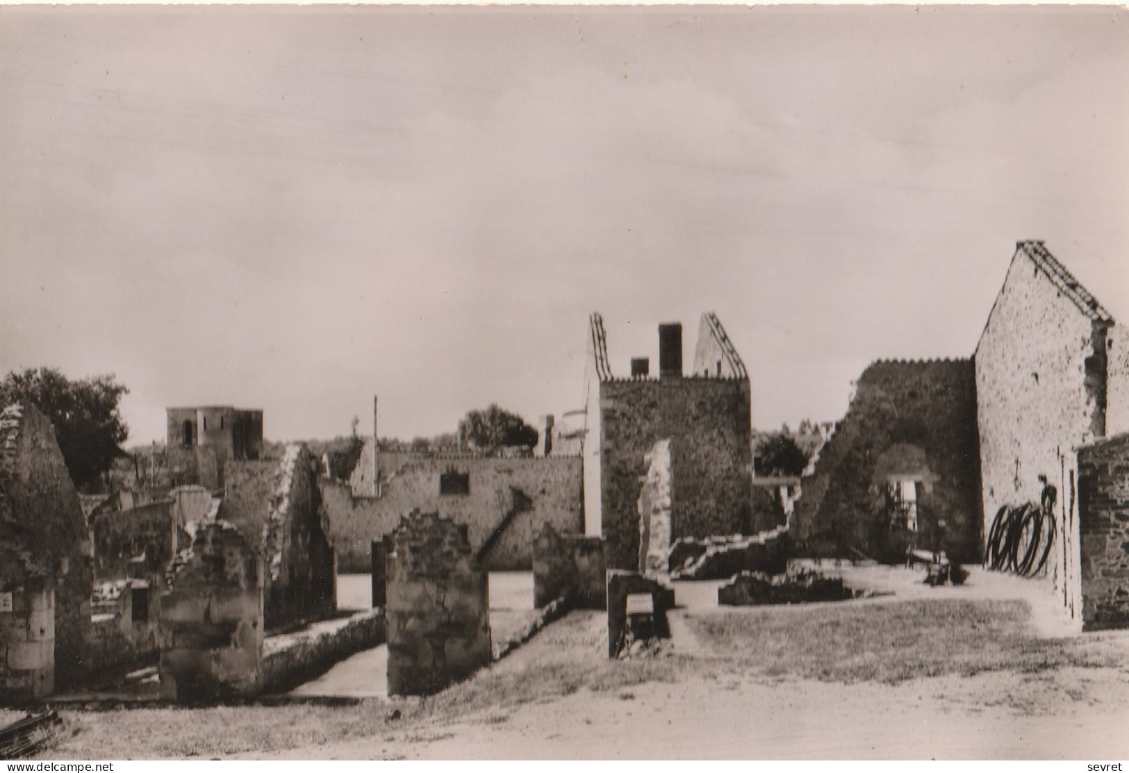 ORADOUR SUR GLANE. -   Détruit Le 10 Juin 1944 . - Place Du Champ De Foire - Cementerios De Los Caídos De Guerra