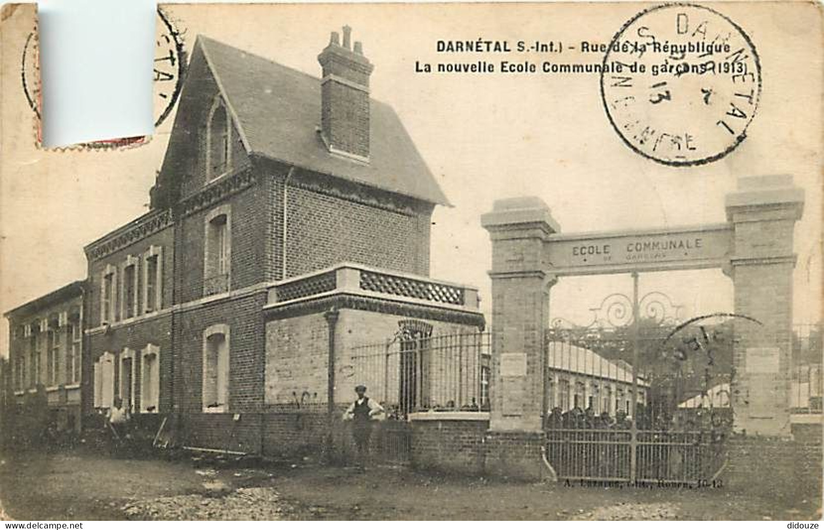 76 - Darnétal - Rue De La République - La Nouvelle Ecole Communale De Garçons - Animée - Etat Rognée - CPA - Voir Scans  - Darnétal