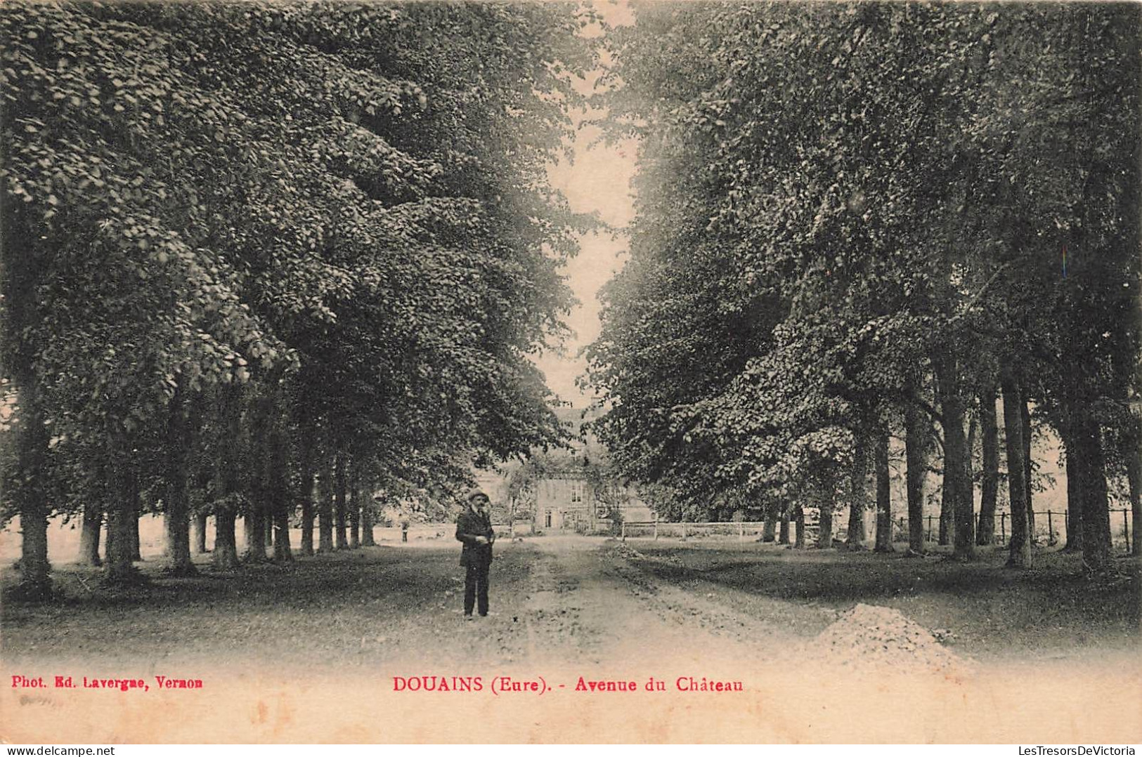 FRANCE - Douains (Eure) - Vue Sur Une Avenue Du Château - Vue Générale - Un Homme - Carte Postale Ancienne - Les Andelys