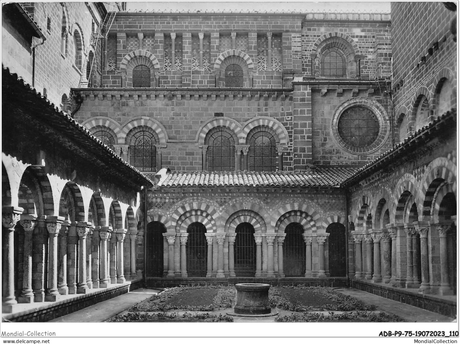 ADBP9-75-0763 - PARIS - Le Puy-en-velay - Le Cloître De La Cathédrale - Ensemble - Eglises