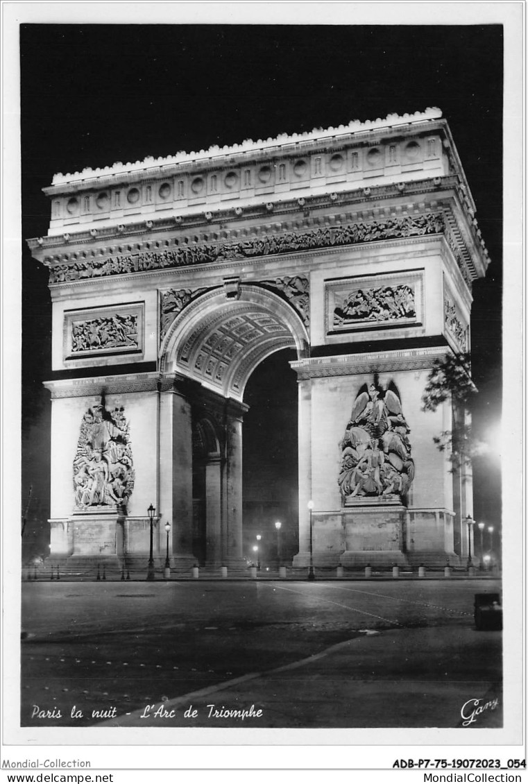 ADBP7-75-0590 - PARIS LA NUIT - L'arc De Triomphe - Parijs Bij Nacht