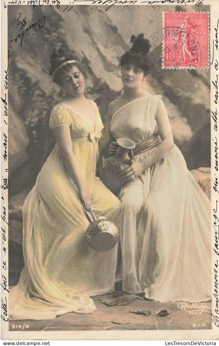 FANTAISIES - Femmes - Deux Femmes Assises - Tenant Les Deux Chacune Une Vase - Carte Postale Ancienne - Frauen