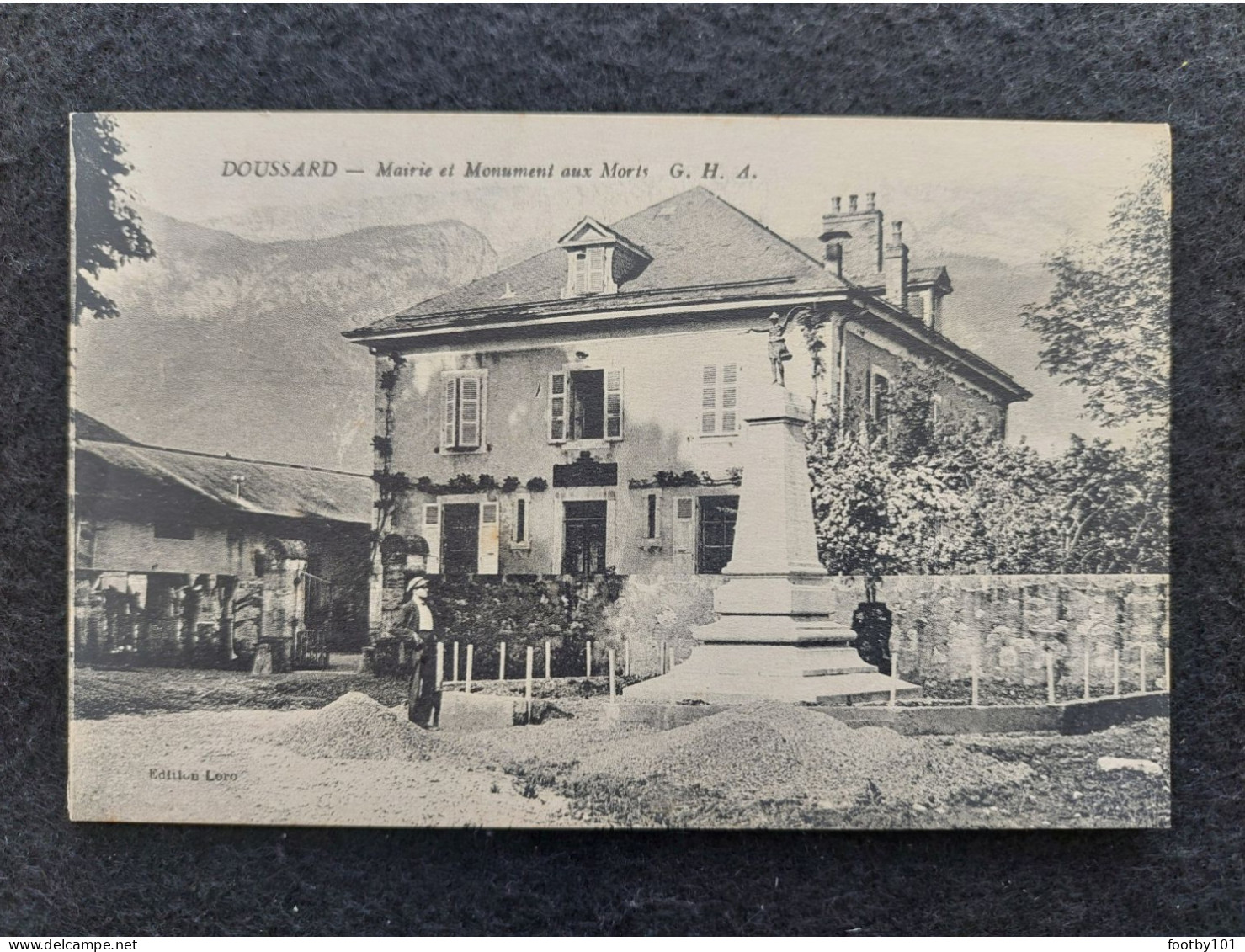 CPA  DOUSSARD  Mairie Et Monument Aux Morts - Doussard