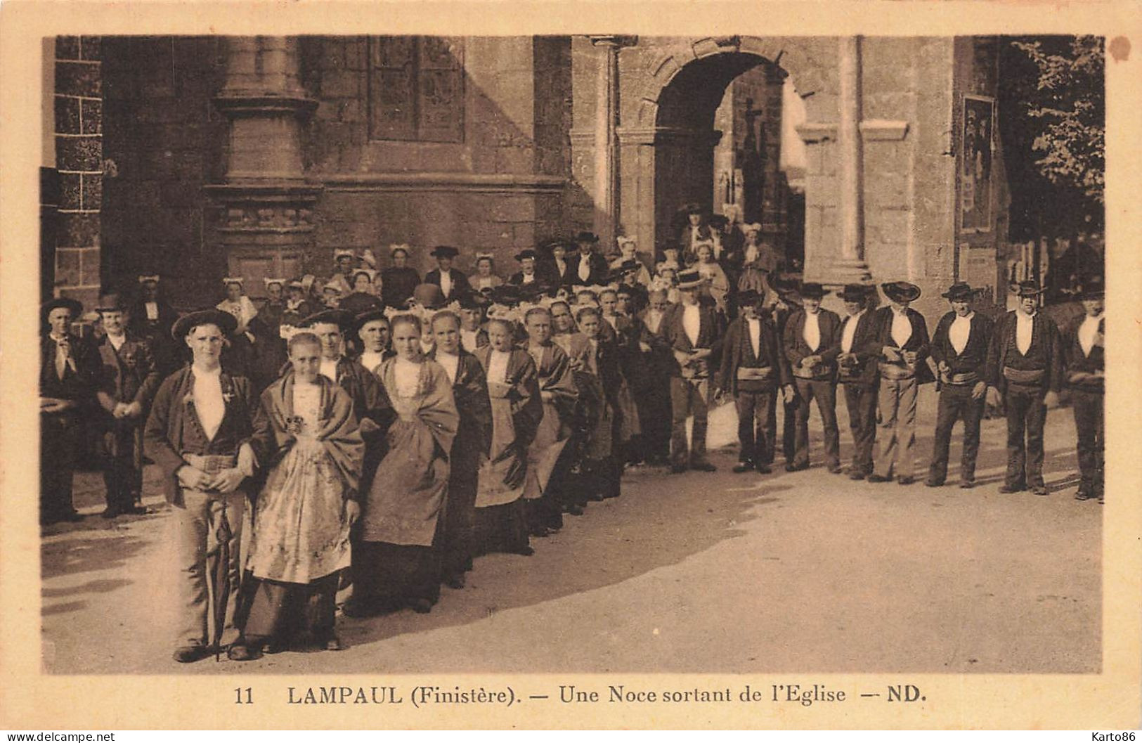 Lampaul * Place De L'église * Une Noce Mariage Sortant De L'église * Coiffe - Lampaul-Guimiliau