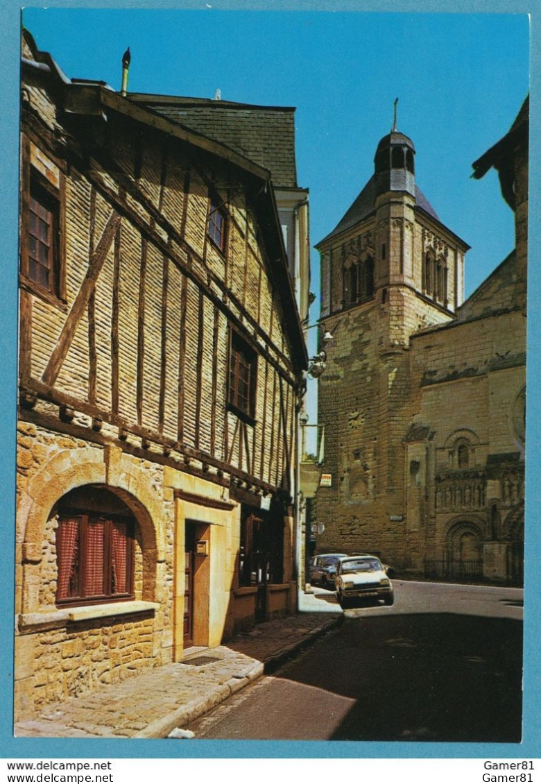 Renault 5TL Volvo 144 Citroen Dyane - THOUARS - Vieilles Maisons à Pans De Bois Et L'église St-Médard XIIe Siècle - PKW