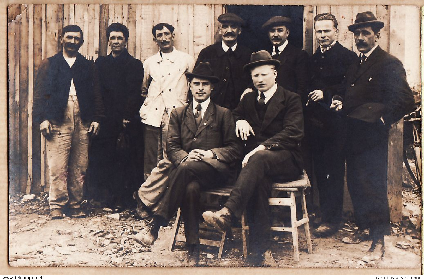 16932/ Carte Photo 1930s Groupe Ouvriers Avec Leur Patron Devant Atelier ? - Sonstige & Ohne Zuordnung