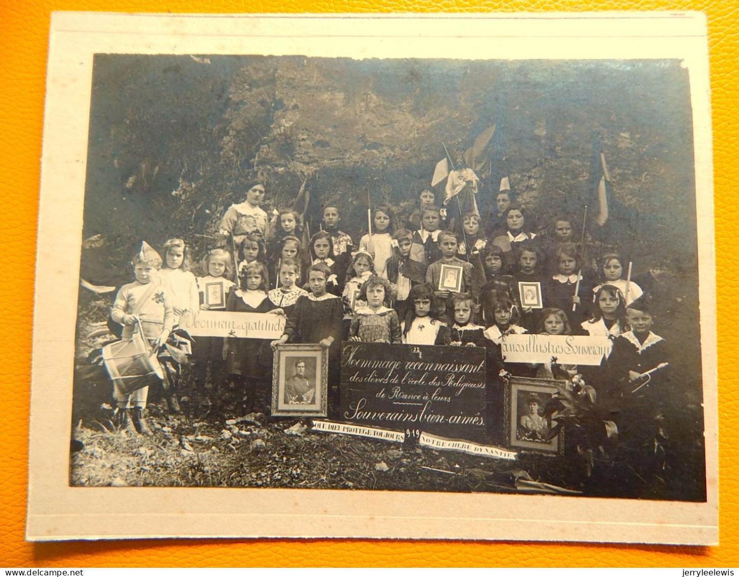 RANCE  -  Photo De Groupe : Les élèves De L'Ecole Des Religieuses De Rance : " Hommage à Nos Souverains "  -  1919 - Sivry-Rance