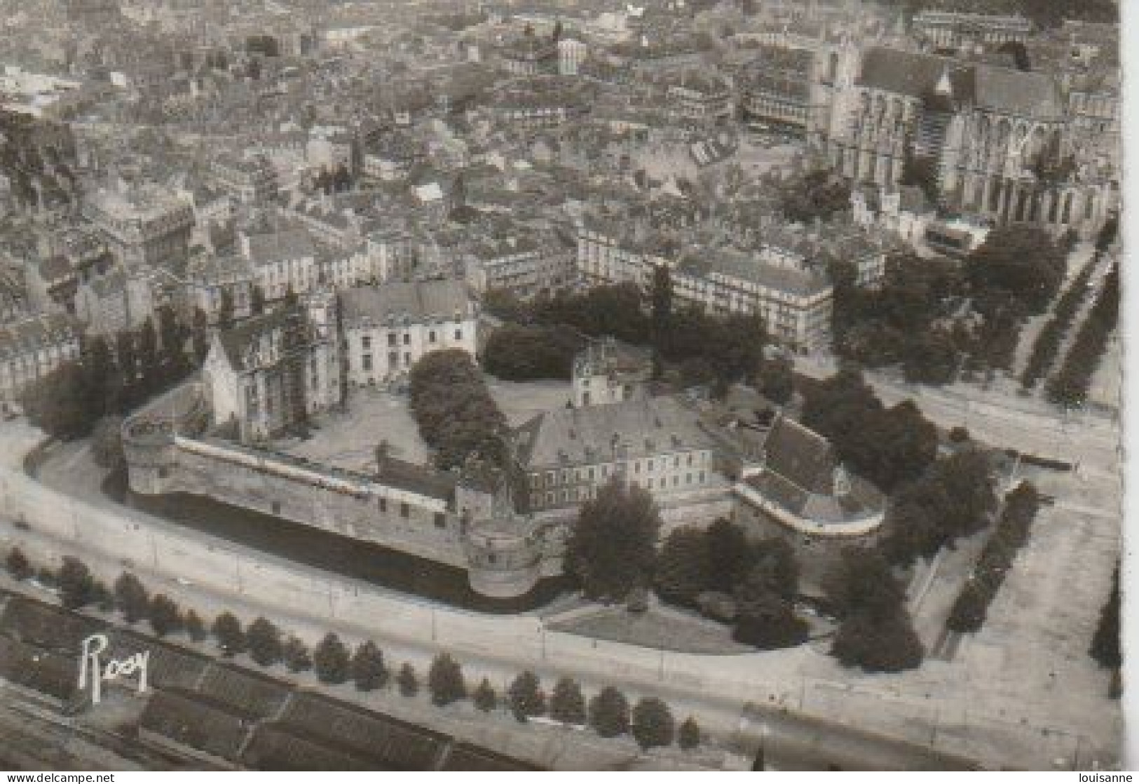 NANTES  ( 44 ) VUE  AÉRIENNE  SUR LE  CHÂTEAU DES  DUCS   - C P M  ( 24 / 3 / 150  ) - Castles