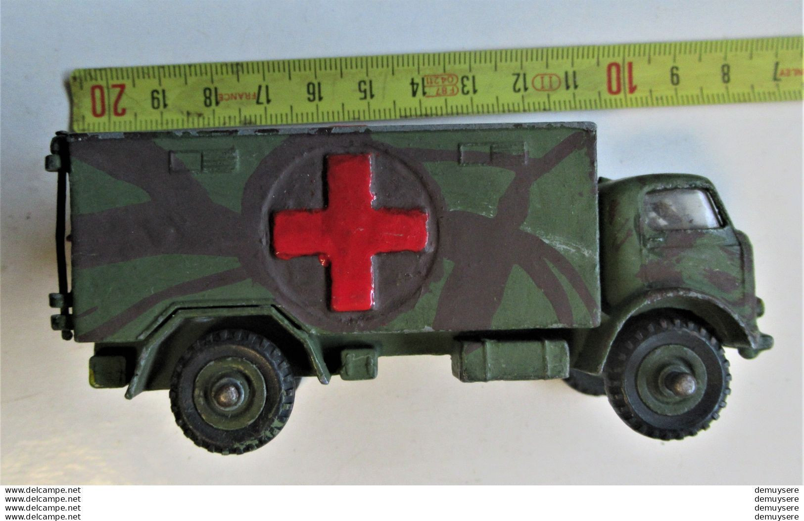 20-5 Lade 71   - DINKY TOYS MILITARY AMBULANCE N° 626 MADE IN ENGAND - 178 GRAM -metal - Metaal - 178 GRAM - Jouets Anciens