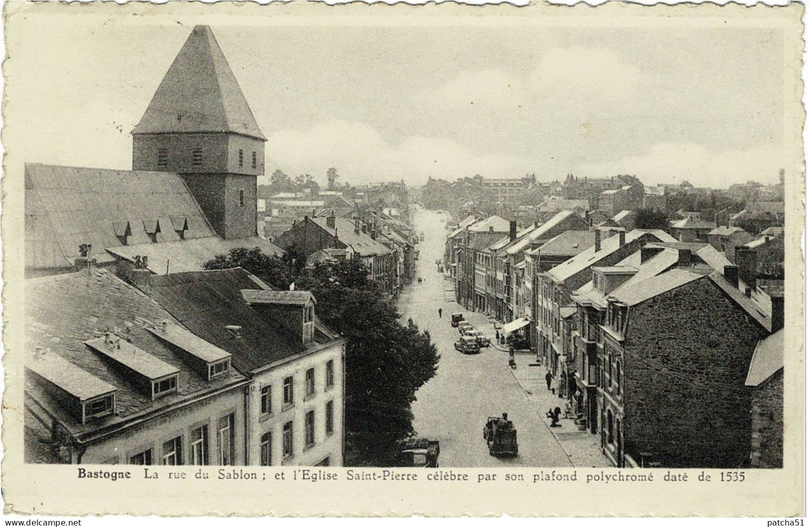 BASTOGNE - Luxembourg - La Rue Du Sablon Et L'Eglise Saint-Pierre, Célèbre Par Son Plafond Polychromé Daté De 1535 - Bastogne