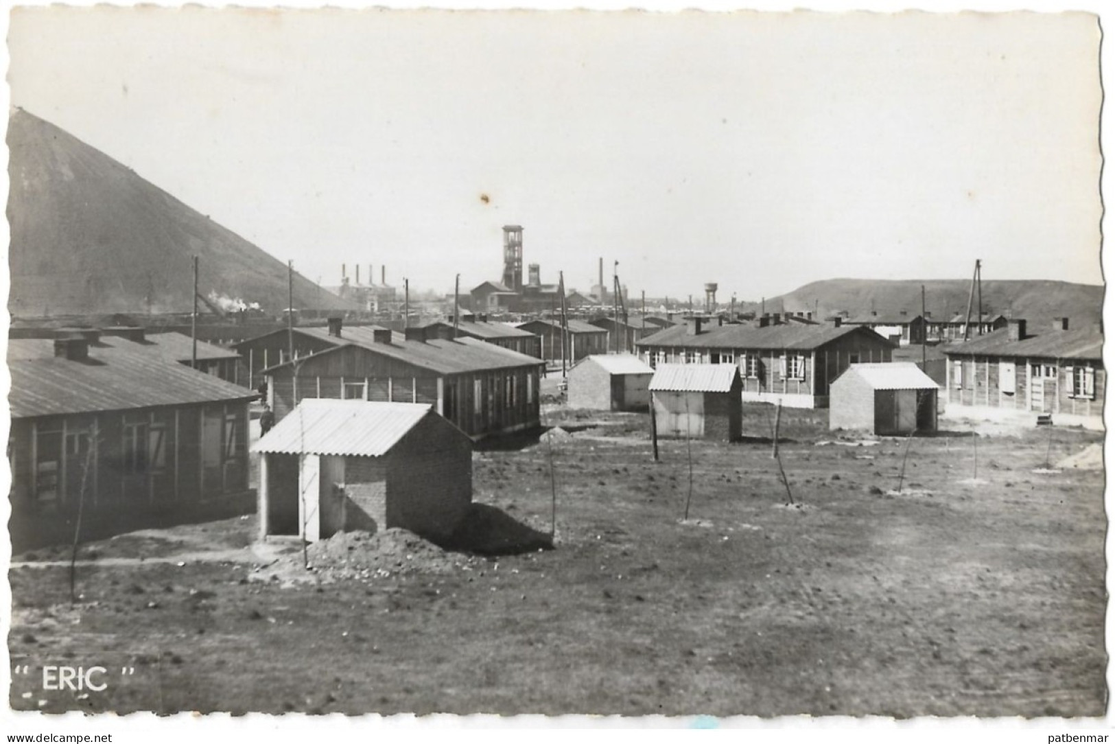 Escaudain Le Camps De L'ermitage Vue De La Fosse Mine Avec Le Terril - Landrecies