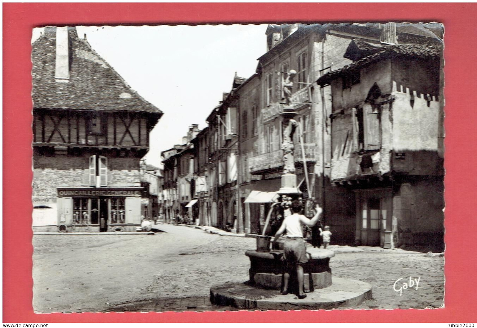 SAINT CERE 1964 PLACE DE L HOTEL DE VILLE FONTAINE ECONOMAT DU CENTRE QUINCALLERIE CARTE EN BON ETAT - Saint-Céré