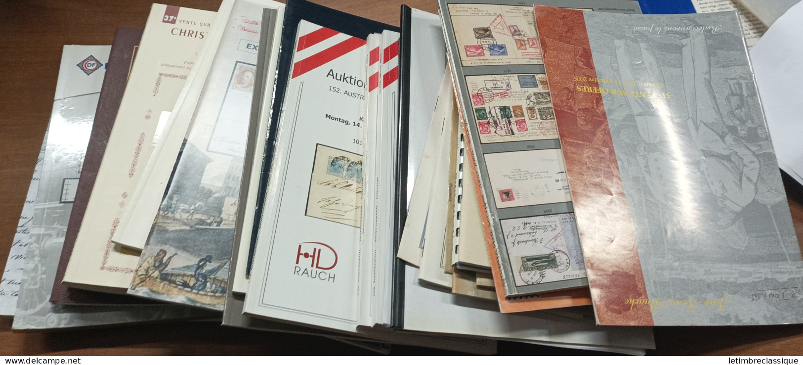 Une Douzaine De Catalogues De Ventes Et Diverses Brochures Et Fascicules Du Monde Des Philatélistes, Dont Censure Postal - Sonstige & Ohne Zuordnung