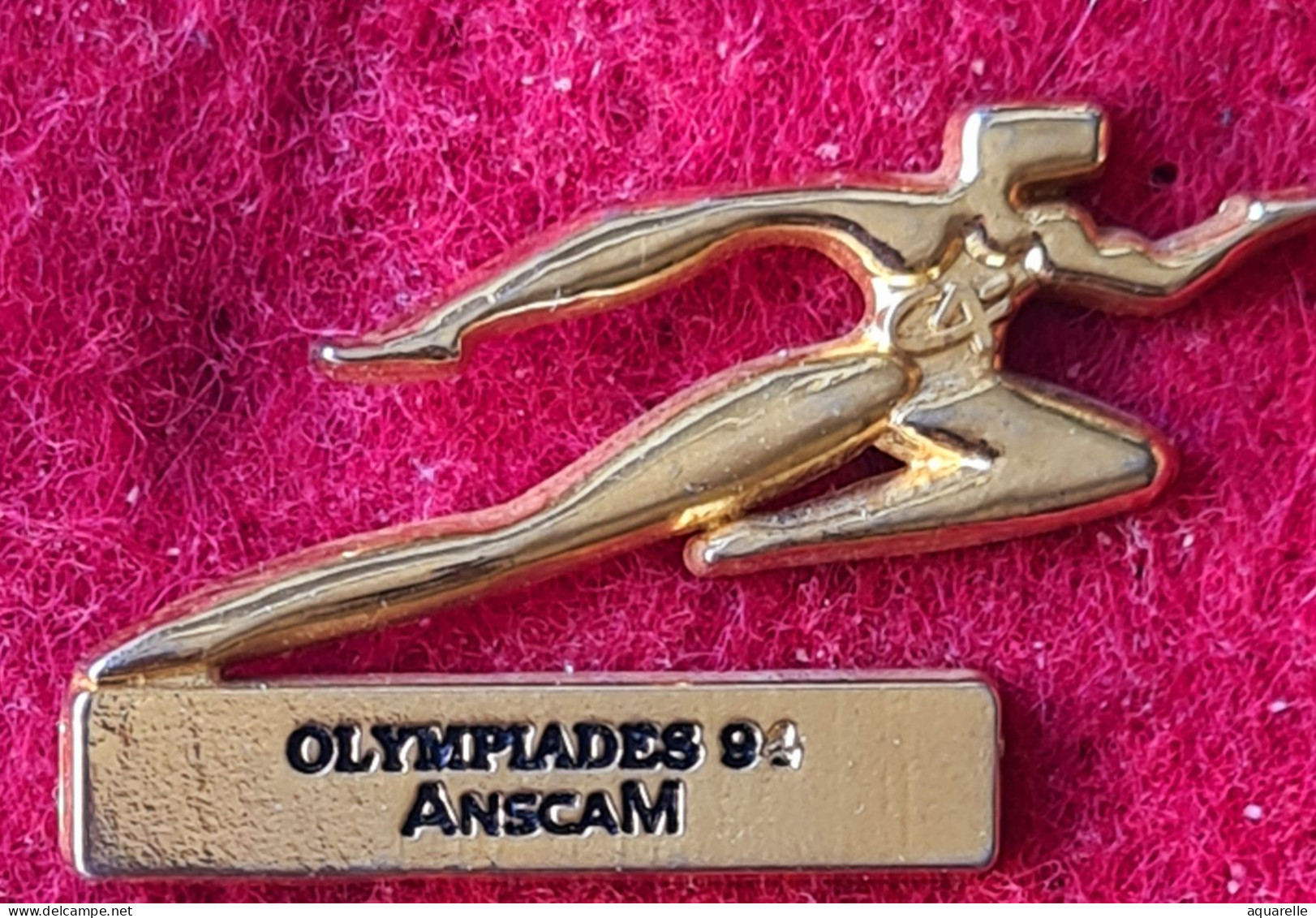 SUPER PIN'S "OLYMPIQUE - COUREUR 3D ZAMAC OR "OLYMPIADES 94" ANISCAM, Format 4X2,5cm Signé SMASCH - Jeux Olympiques