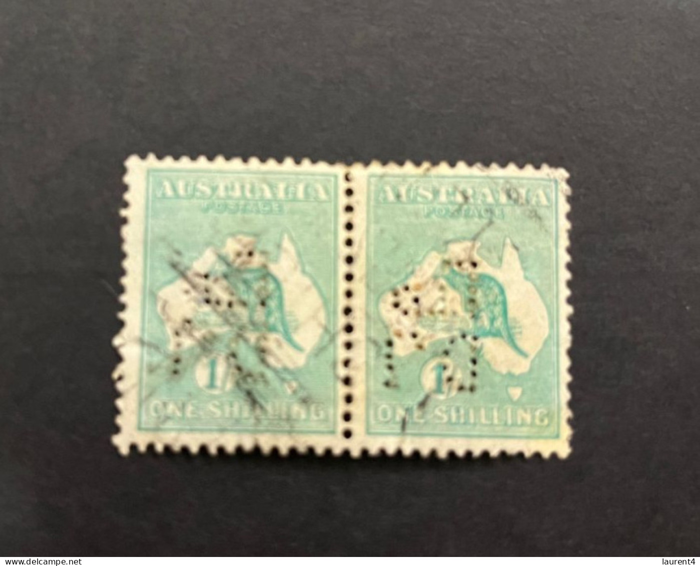 23-3-2024 (stamp) Kangaroo & Map Australia Perforated Pair Stamps / Perfins Stamps / Timbres Perfinés (as Seen On Scan) - Perforadas