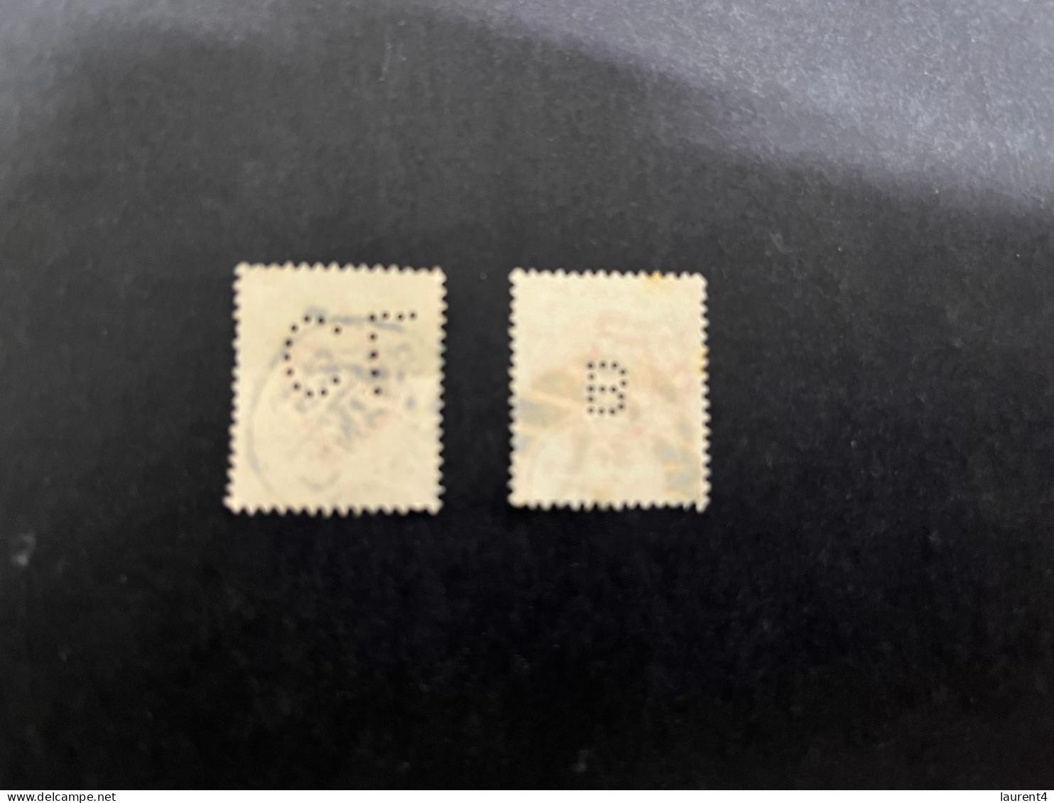 23-3-2024 (stamp) UK - Queen X 2 - Perfins - Geschnitten