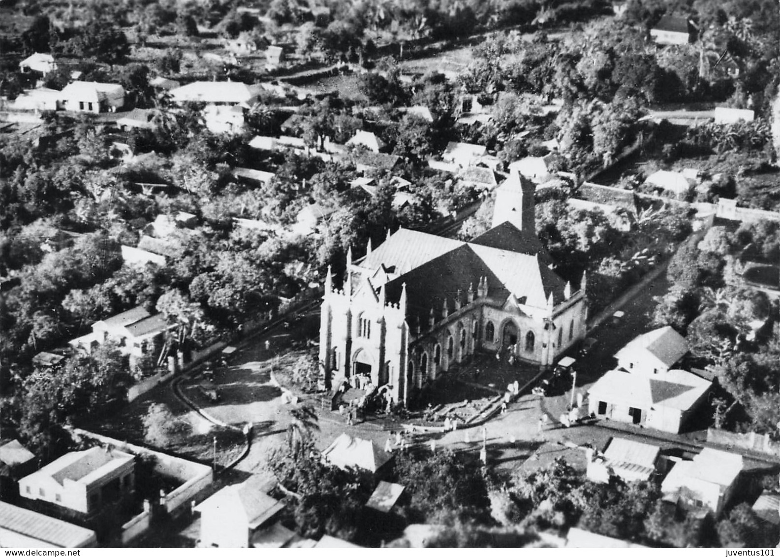 CPSM La Réunion-Saint Denis-Quartier Et église Saint-Jacques-Beau Timbre    L2781 - Saint Denis