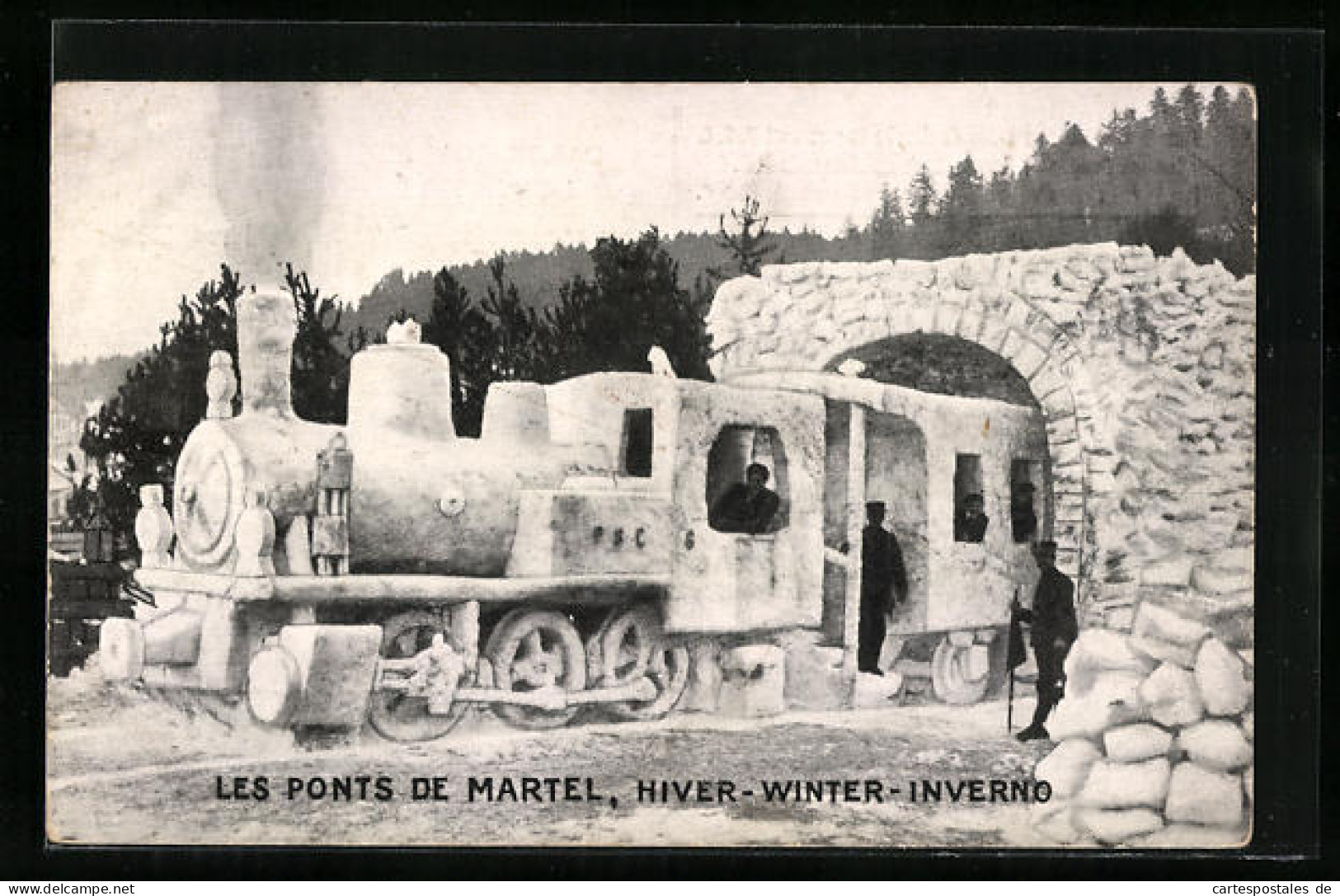 AK Les Ponts De Martel, Schneeplastik In Form Einer Lokomotive  - Sculture