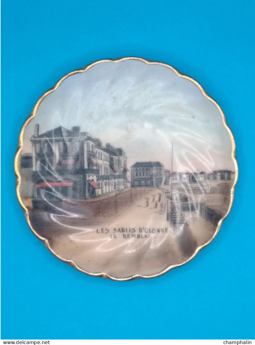 Petite Coupelle En Porcelaine De Saxe Peinte - Les Sables D'Olonne (85) - Le Remblai - Souvenir Du Bord De Mer - Recordatorios