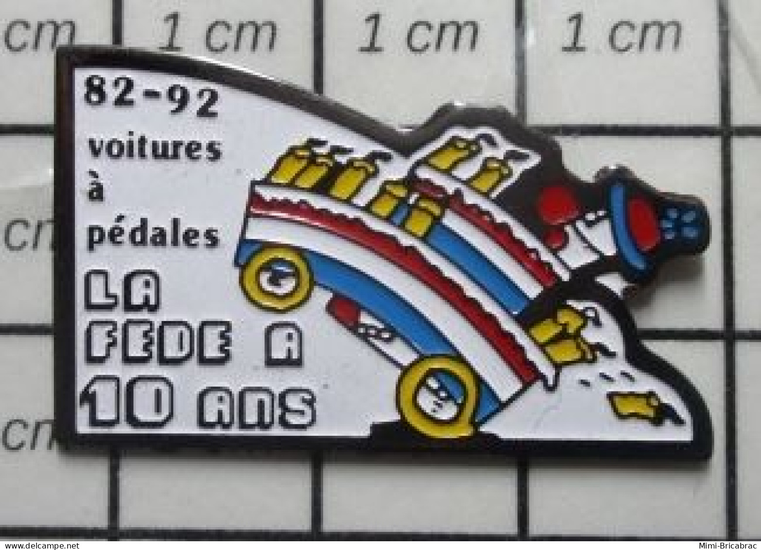 511B Pin's Pins / Beau Et Rare / SPORTS / VOITURES A PEDALES 1982 1992 LA FEDE A 10 ANS - Automovilismo - F1