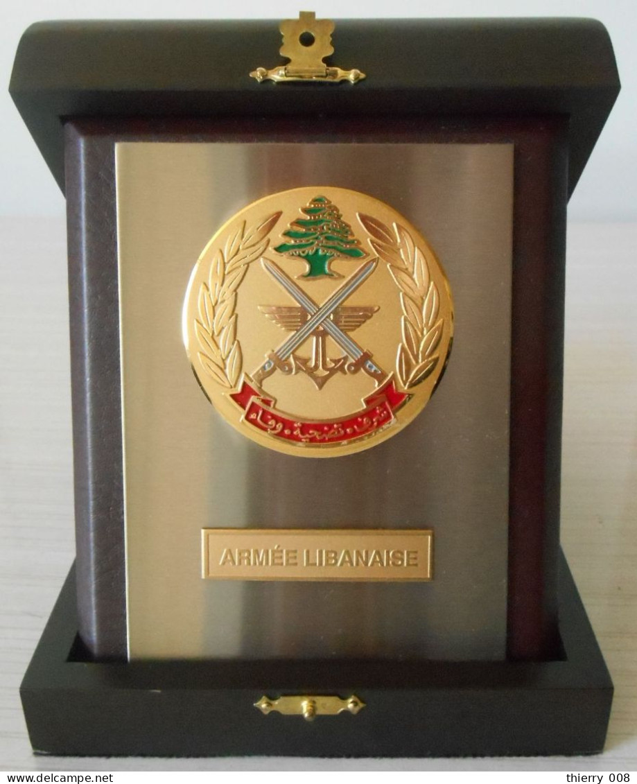 Médaille De Table LIBAN ARMEE LIBANAISE Ecrin Bois Brun Foncé Dessus Capitonné Couleur Bordeau Intérieur Feutré Bordeau - Altri & Non Classificati