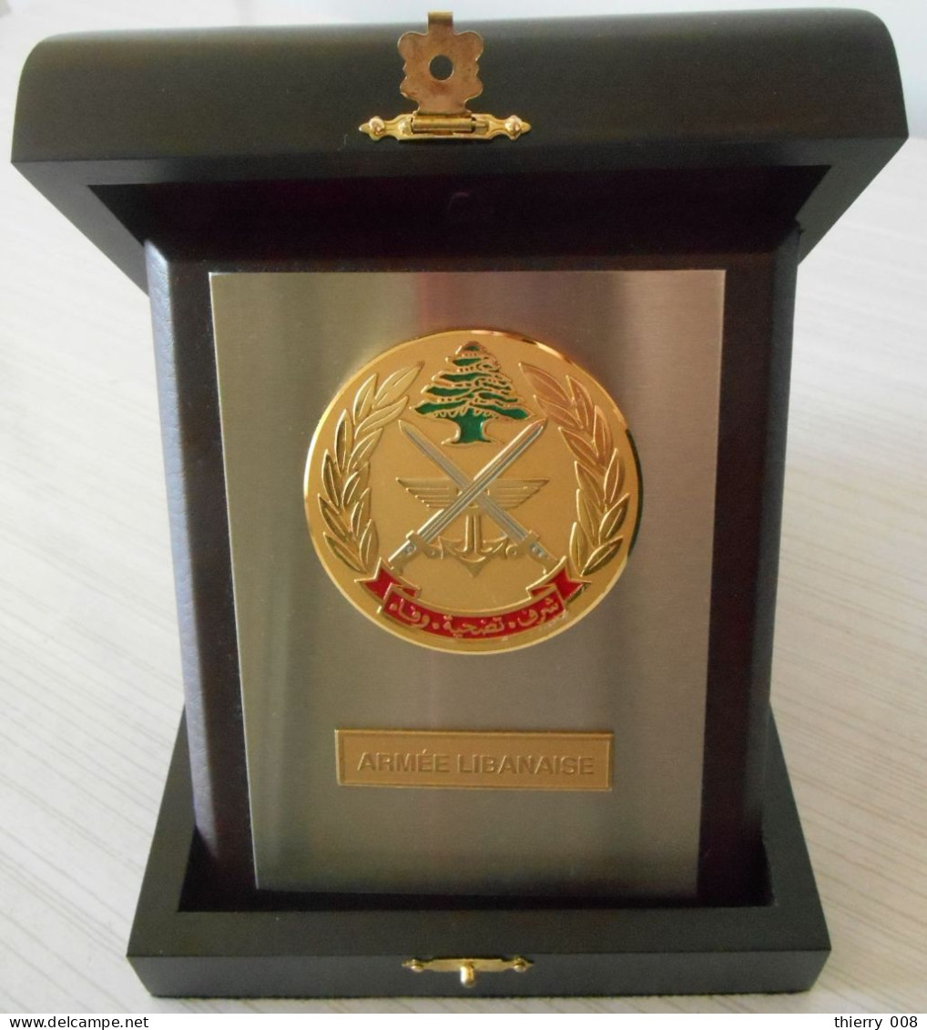 Médaille De Table LIBAN ARMEE LIBANAISE Ecrin Bois Brun Foncé Dessus Capitonné Couleur Bordeau Intérieur Feutré Bordeau - Otros & Sin Clasificación