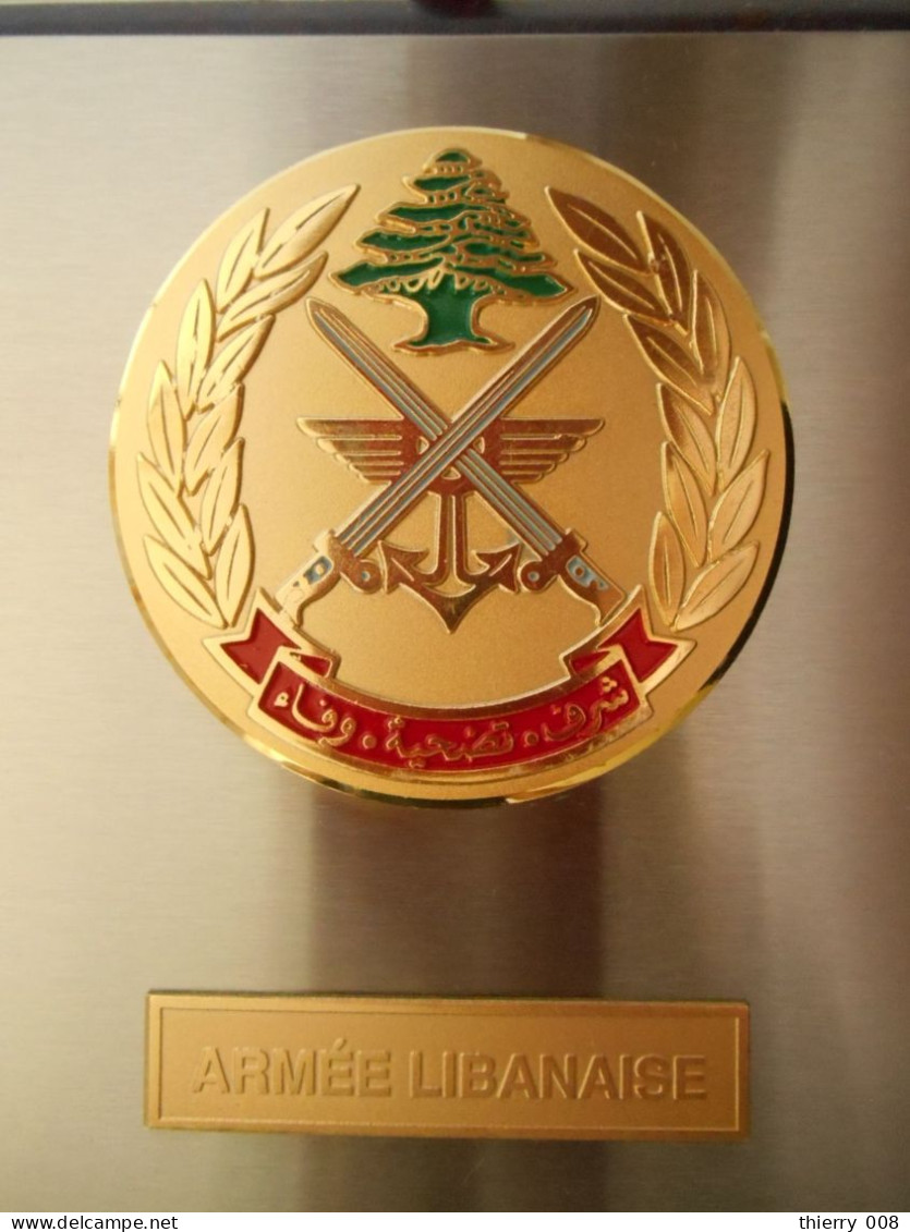 Médaille De Table LIBAN ARMEE LIBANAISE Ecrin Bois Brun Foncé Dessus Capitonné Couleur Bordeau Intérieur Feutré Bordeau - Other & Unclassified