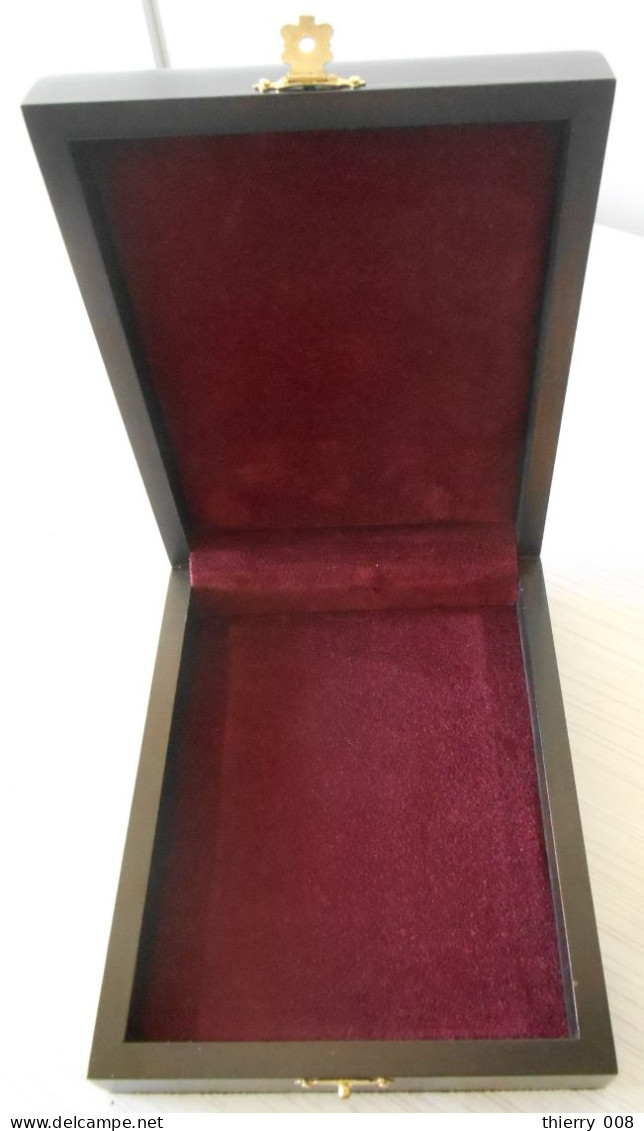 Médaille de table LIBAN ARMEE LIBANAISE Ecrin bois brun foncé Dessus capitonné couleur bordeau Intérieur feutré bordeau