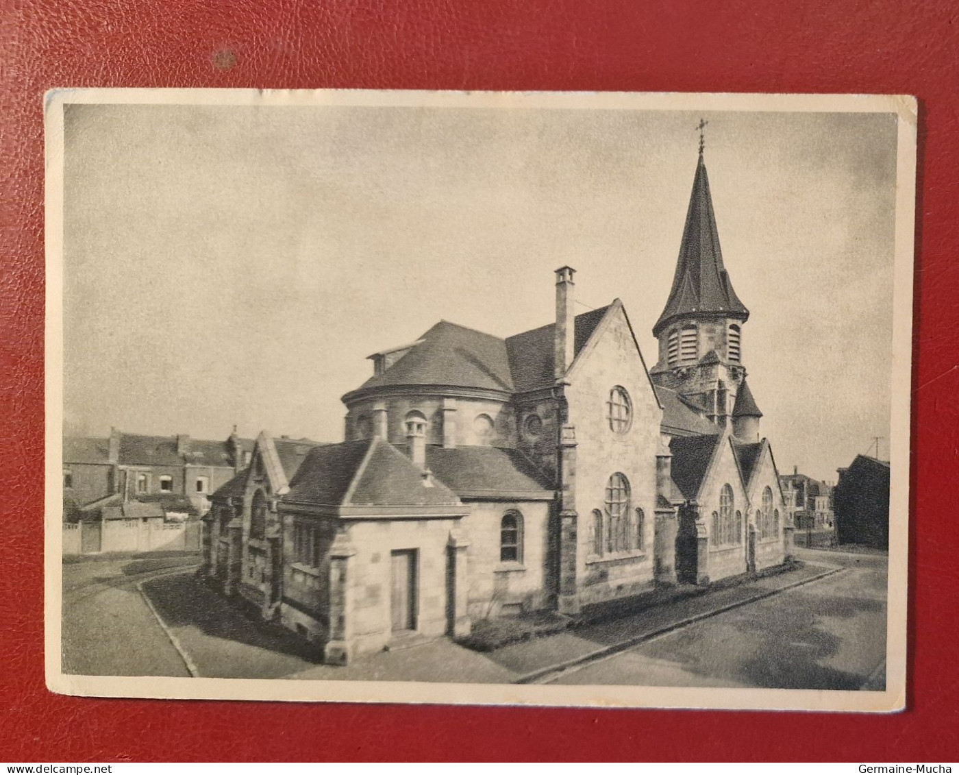 WATTRELOS L'église Ste Thérèse ...  ETAT : T.Bon. VOIR SCAN POUR DEFAUT - Wattrelos