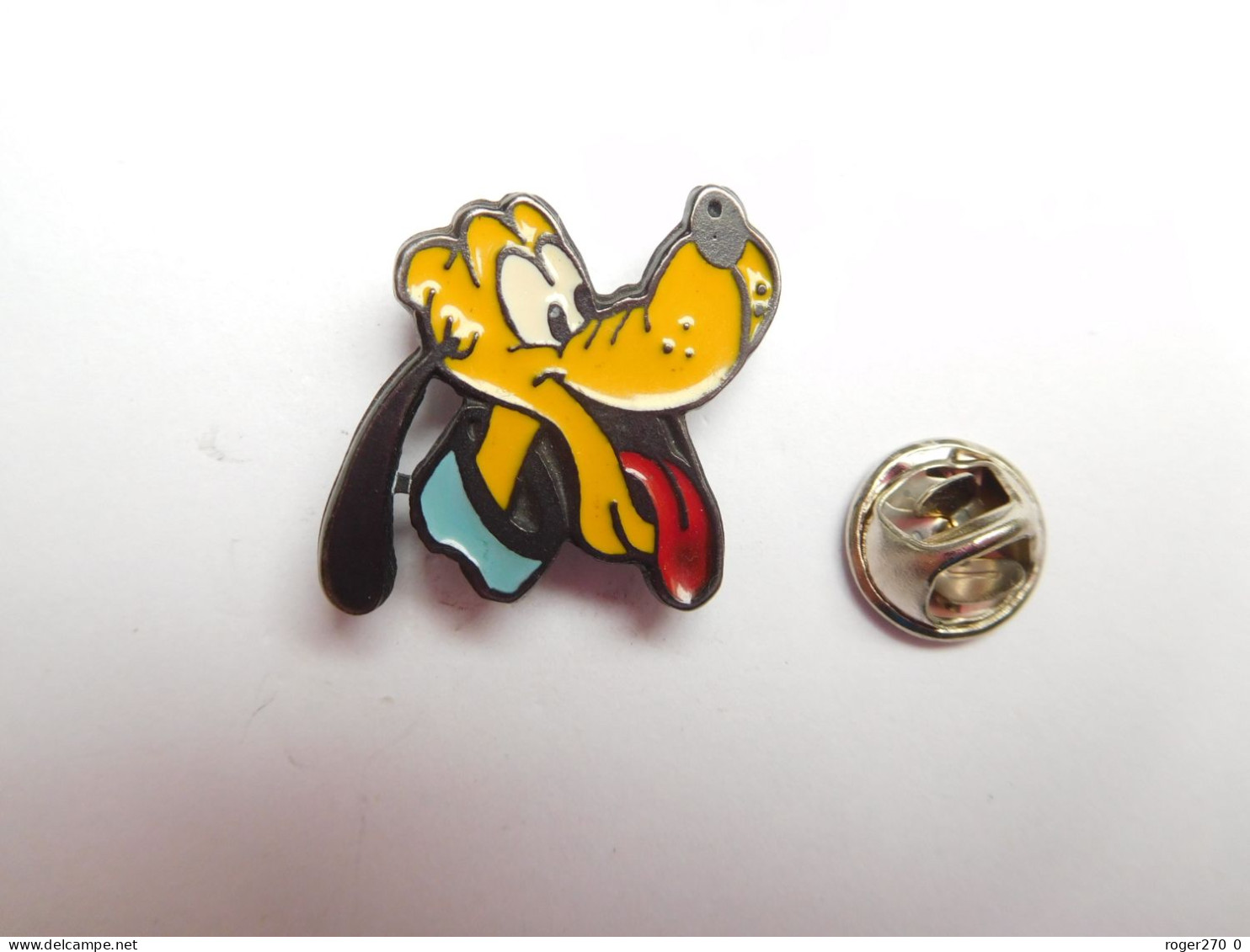 Beau Pin's , Disney , Chien Pluto , Signé Bertoni Milano - Disney