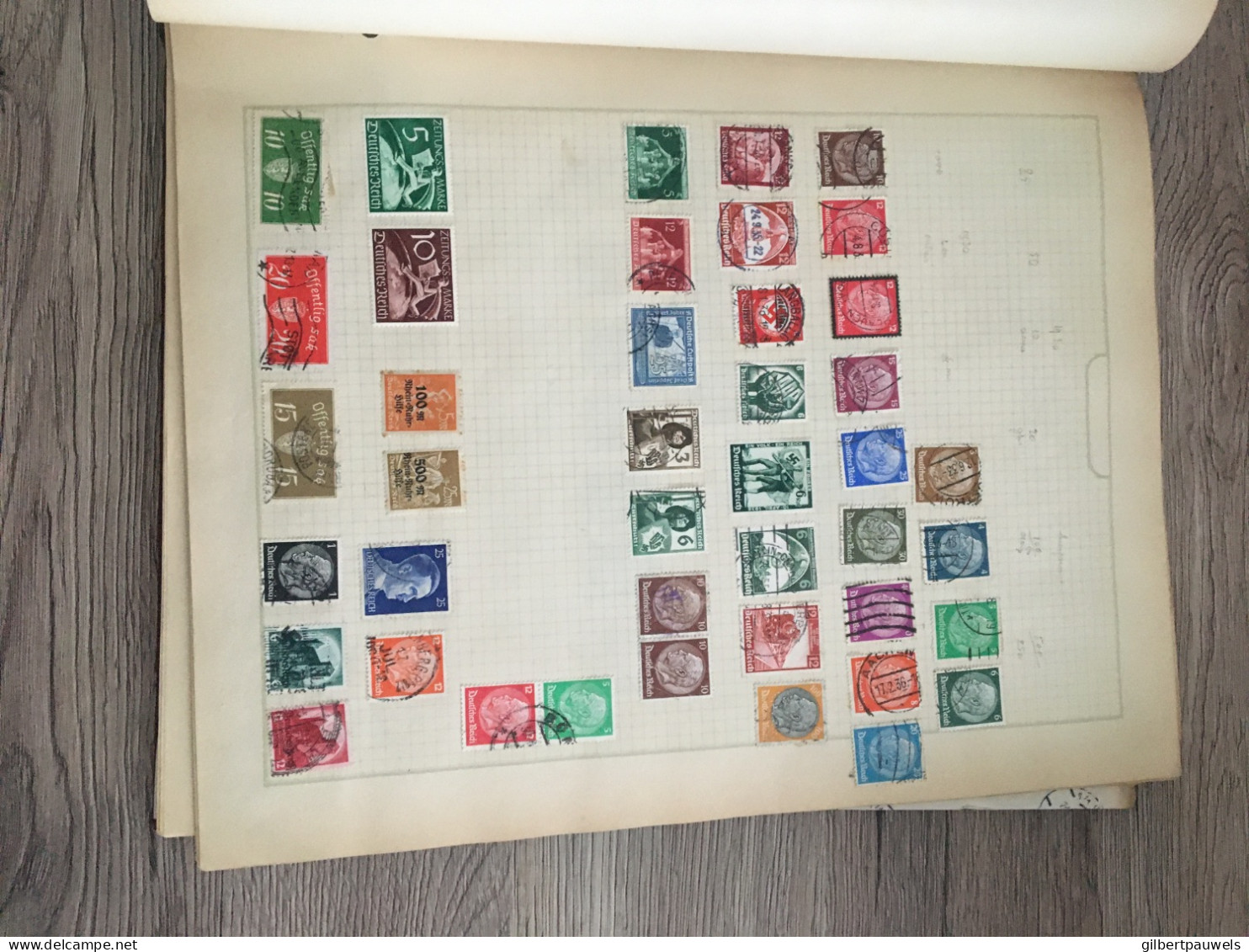 Antieke postzegel album 1920 gevuld