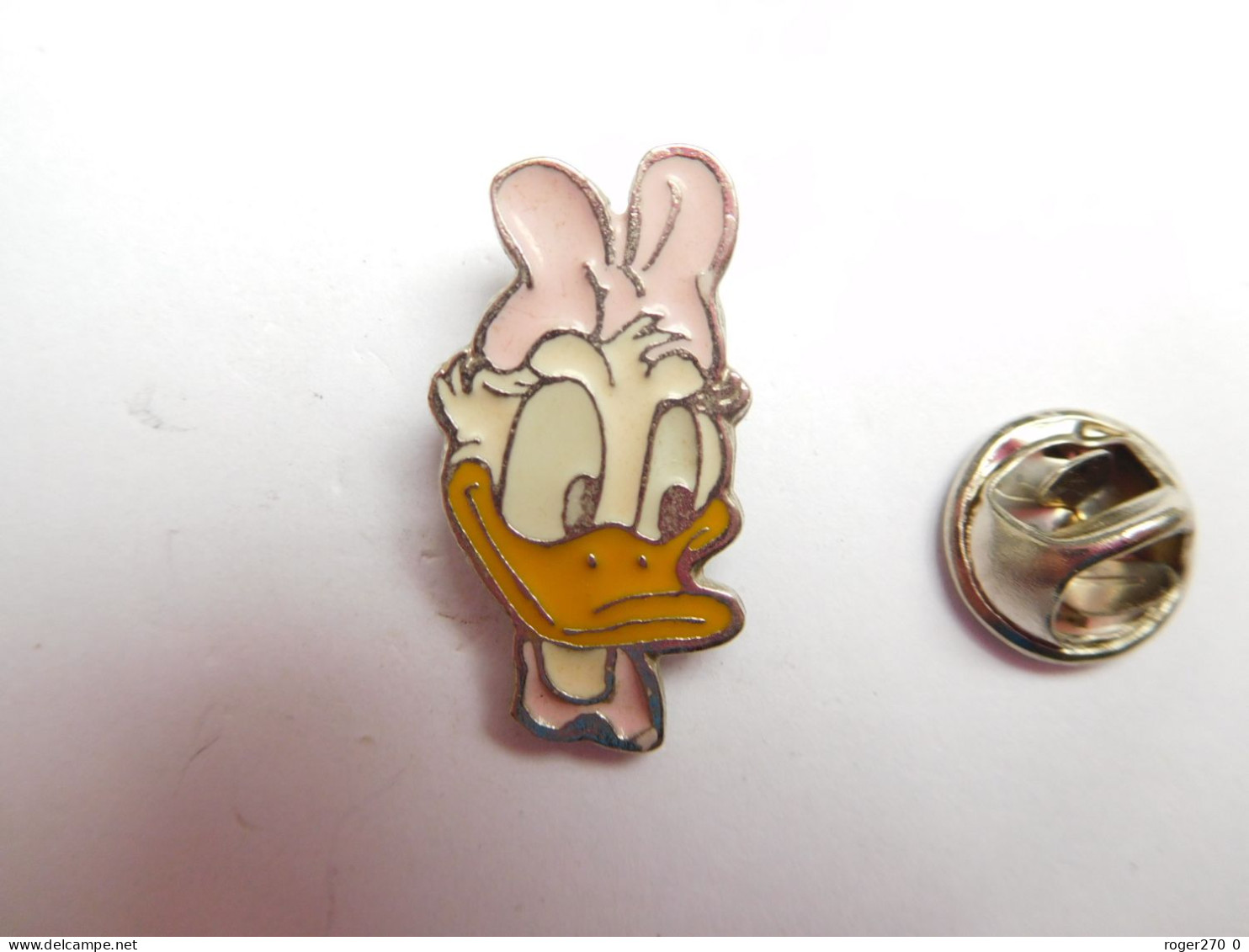 Beau Pin's , Disney , Daisy , Signé Bertoni Milano , Argenté - Disney