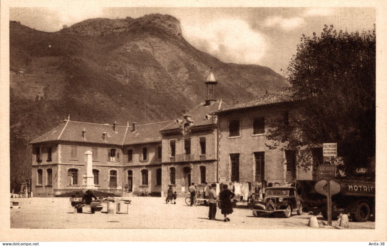 N46 - 38 - VIF - Isère - La Place De La Mairie Et La Montagne D'Uriol - Vif