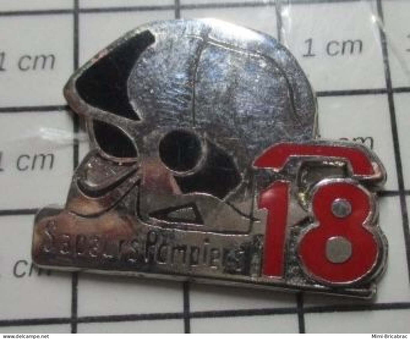 511B Pin's Pins / Beau Et Rare / POMPIERS / LE 18 FLAMME INCENDIE CASQUE F1 LANCE Par DELSART - Bomberos