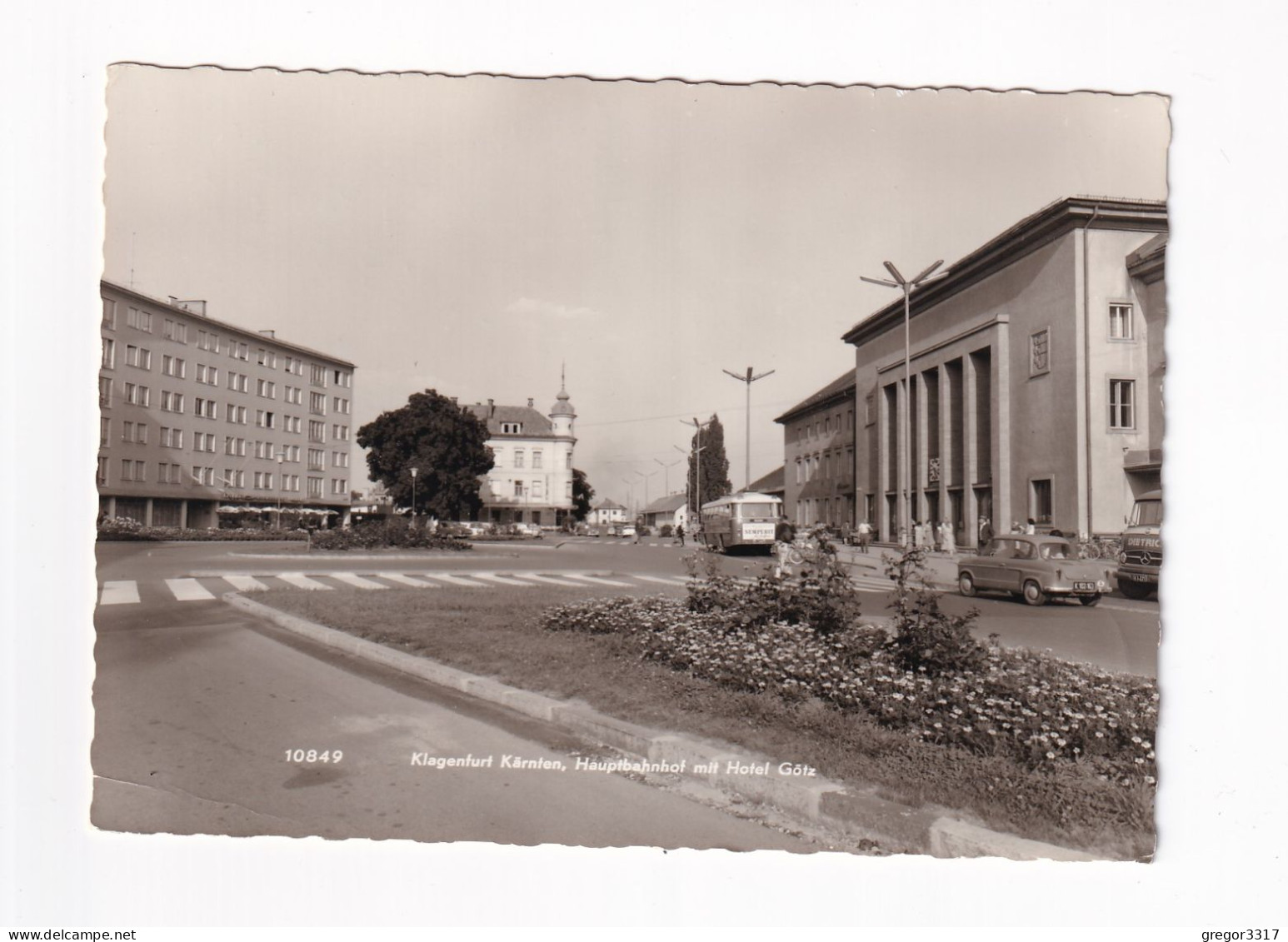 E5912) KLAGENFURT - Hauptbahnhof Mit Hotel GÖTZ U. Altem BUS U. AUTO - Tolle S/W FOTO AK - Klagenfurt