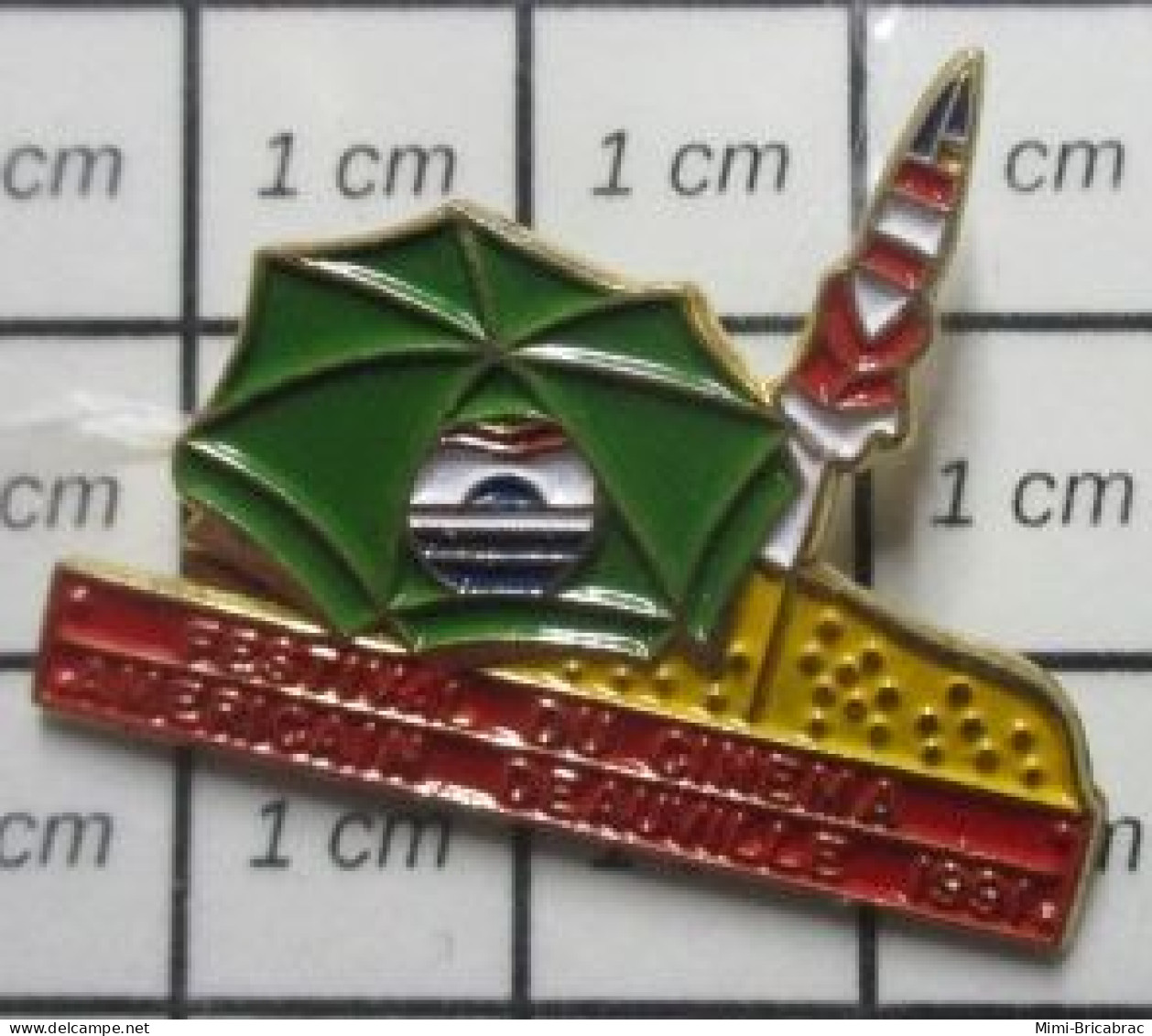 511B Pin's Pins / Beau Et Rare / CINEMA / FESTIVAL FILM AMERICAIN DEAUVILLE PLAGE PARASOL 1991 - Filmmanie