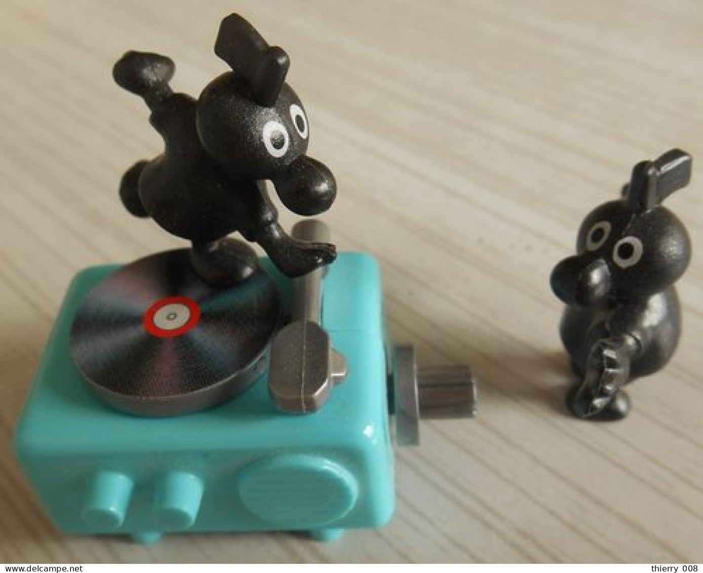 37 Kinder Surprise  Tourne Disque Avec Personnage Sur Disque Et Un Personnage Supplémentaire - Andere & Zonder Classificatie