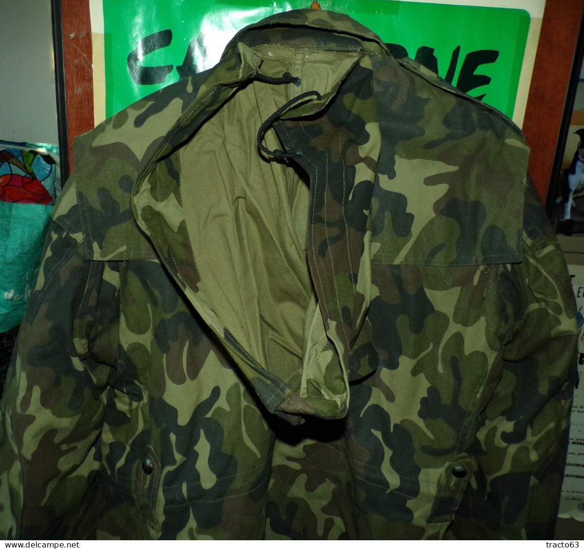 PARKA MILITAIRE DE L'ARMEE AVEC CAMOUFLAGE FEUILLAGE  , AVEC CAPUCHE ET DOUBLURE AMOVIBLE , TAILLE 96 SOIT TAILLE M OU 3 - Equipaggiamento