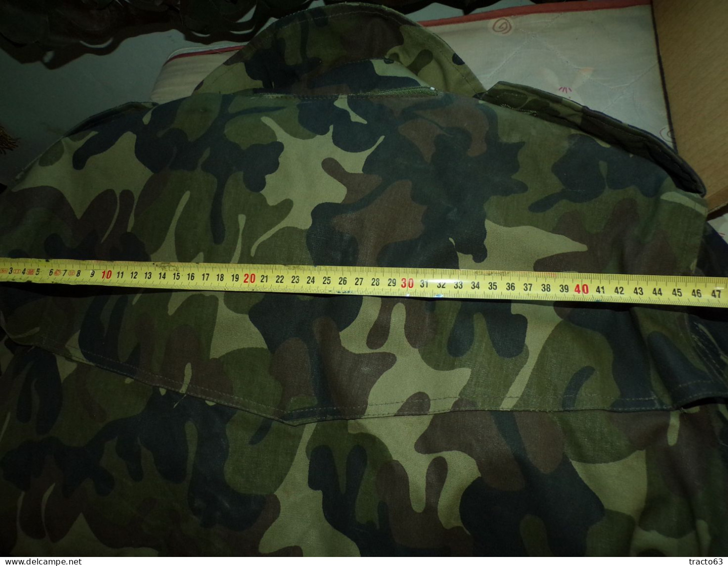 PARKA MILITAIRE DE L'ARMEE AVEC CAMOUFLAGE FEUILLAGE  , AVEC CAPUCHE ET DOUBLURE AMOVIBLE , TAILLE 96 SOIT TAILLE M OU 3