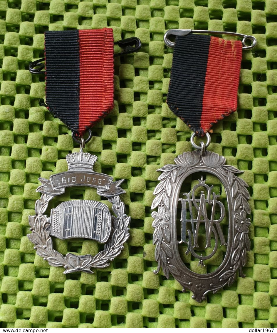 2 X Medaille  : Corps Politie Muziek Amsterdam + 1945 A 1950 -  Original Foto  !!  Medallion  Dutch - Andere & Zonder Classificatie